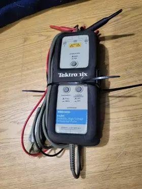 Tektronix P5205 100 Mhz High Voltage Differential Probe With Protective Case Tektronix P5205 100 Mhz High Voltage Differential Probe With Protective Case